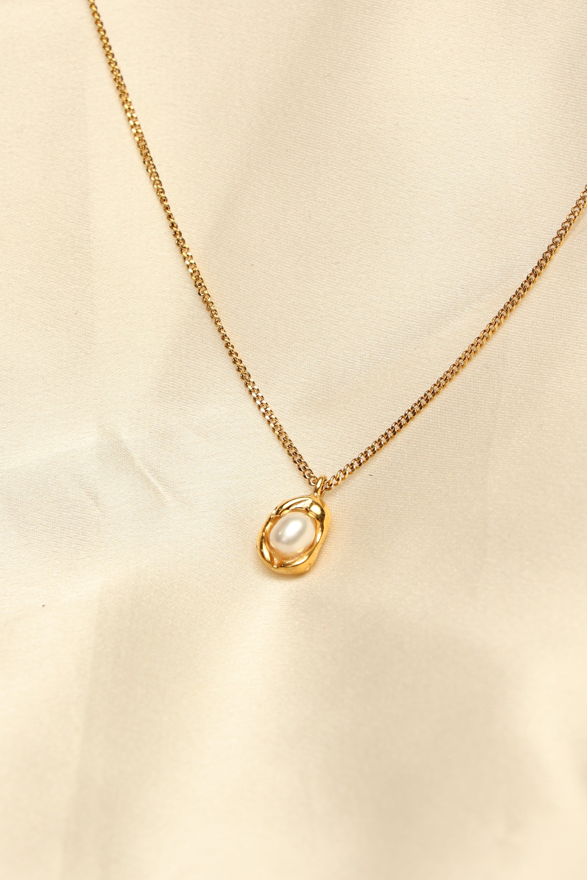 Scarlet Pearl Necklace - LittleJuels